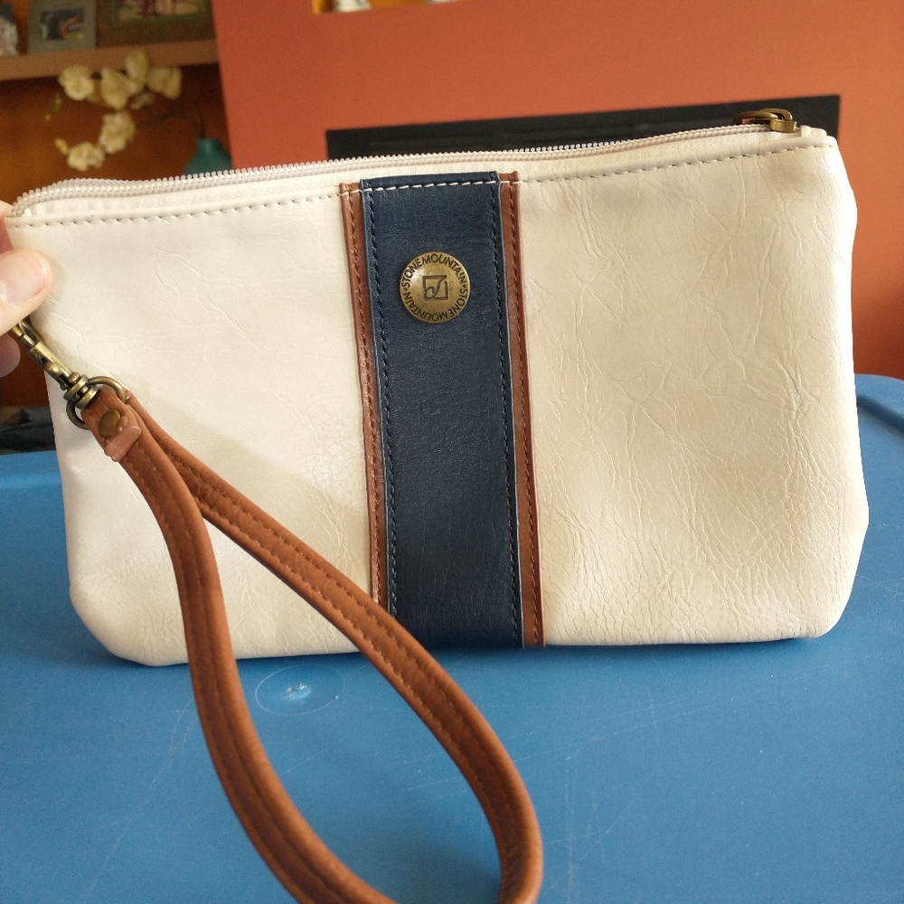 Wristlet pouch